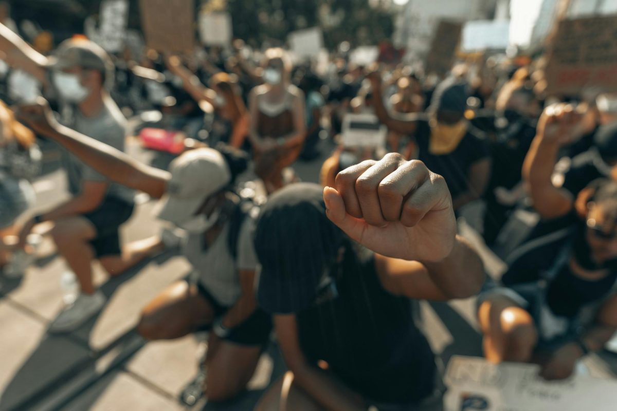 Fists raised in solidarity for George Floyd (IG @clay.banks, Unsplash)